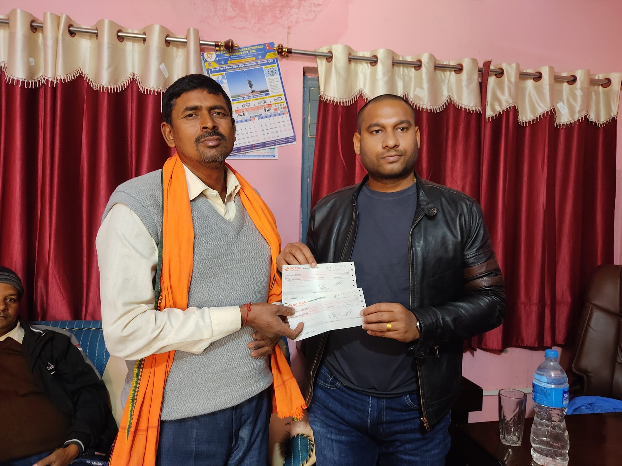 कटहरिया नगरपालिकाका नगर प्रमुख अजय प्रकाश जैसवालद्वारा क्यान्सर पिडितलाई आर्थिक सहयोग