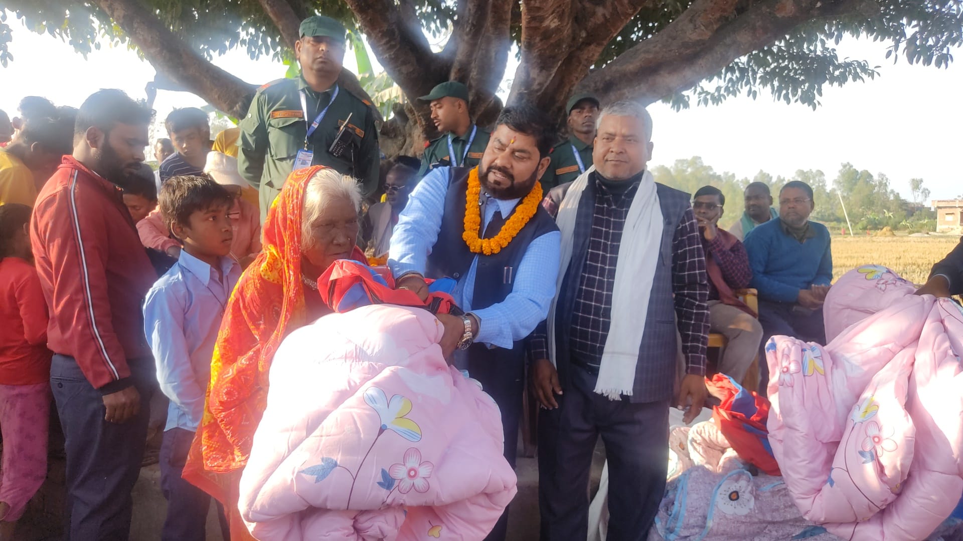 गरुडा नगरपालिकाद्वारा पहिलो दिन १ सय भन्दा बढि विपन्न समुदायलाई जाडोबाट जोगाउन फाइबर कम्बल बितरण