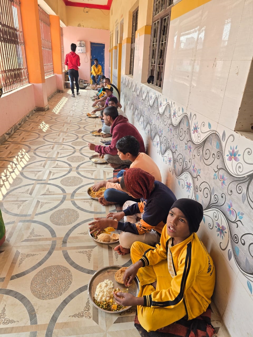 छोरीको जन्मदिनको उपलक्ष्यमा पत्रकार साहले अनाथालयमा रहेका अनाथहरुलाई खुवाउनु भयो भोजन