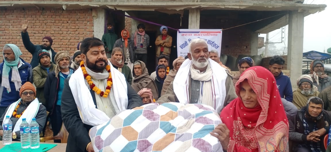 नगर प्रमुख जैसवालले जयनगरमा १४० भन्दा बढि चिसो प्रभावितलाई गरे सिरक बितरण