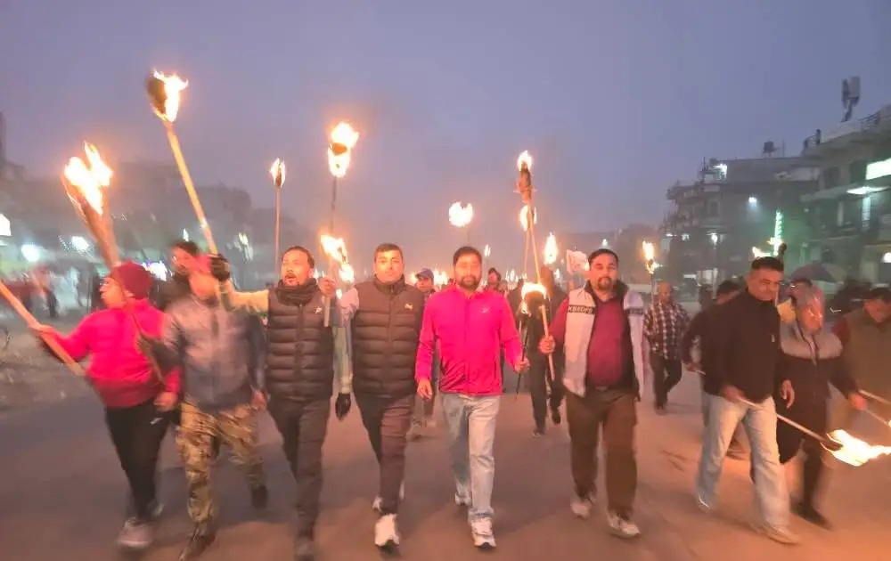 मेयर र उपमेयरलाई फसाउन खोजिएको भन्दै माओवादीले निकाले मसाल जुलसु