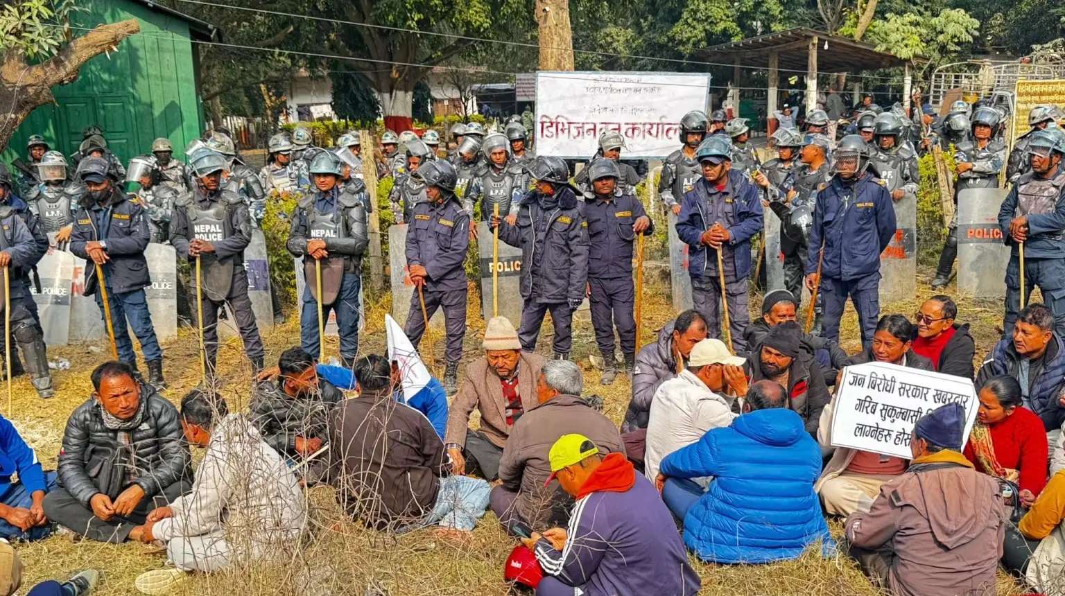 मेयरको बचाउ गर्दै माओबादीद्धारा डिभिवन वन कार्यालय घेराउ