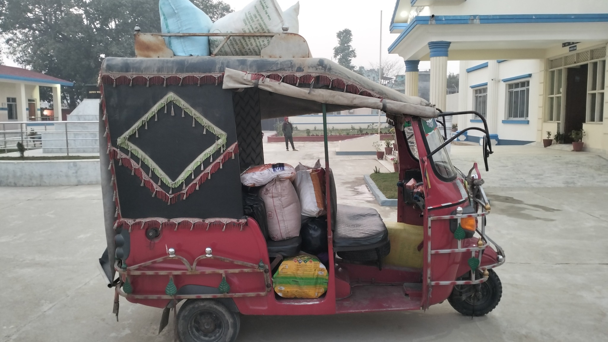 रौतहटमा भन्सार छली गरी ल्याउँदै गरेको कपडा ,अटो रिक्सा र चालक पक्राउ