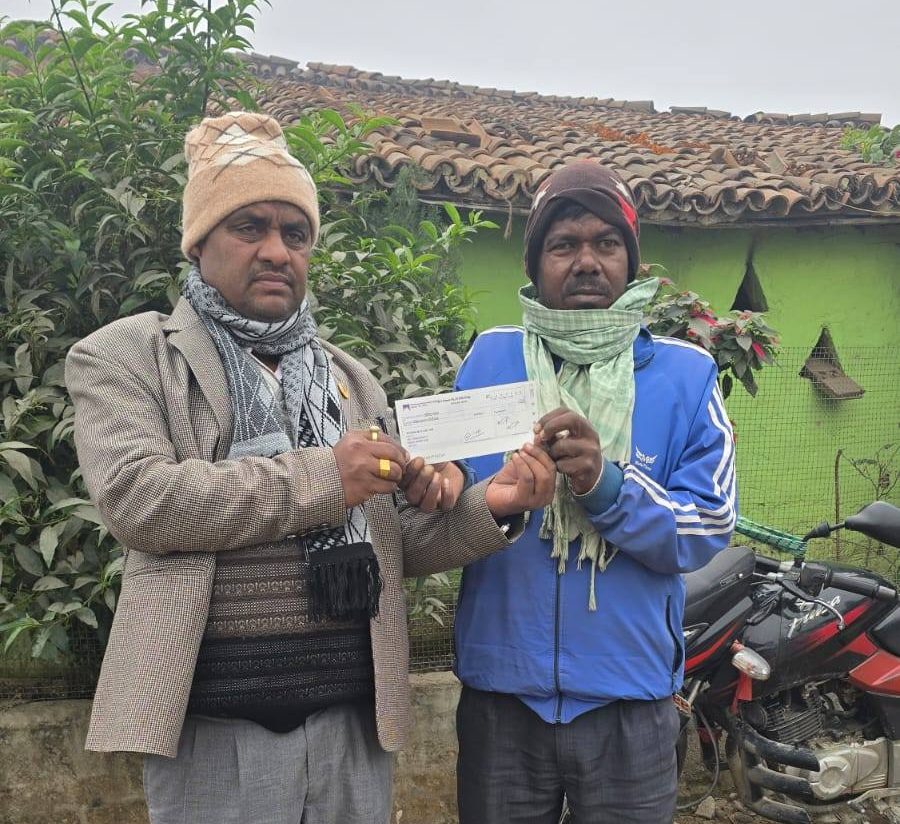 नगर प्रमुख कुर्मीको सहयोगी हातः मृगौला पिडितलाई आर्थिक सहयोग हस्तान्तरण