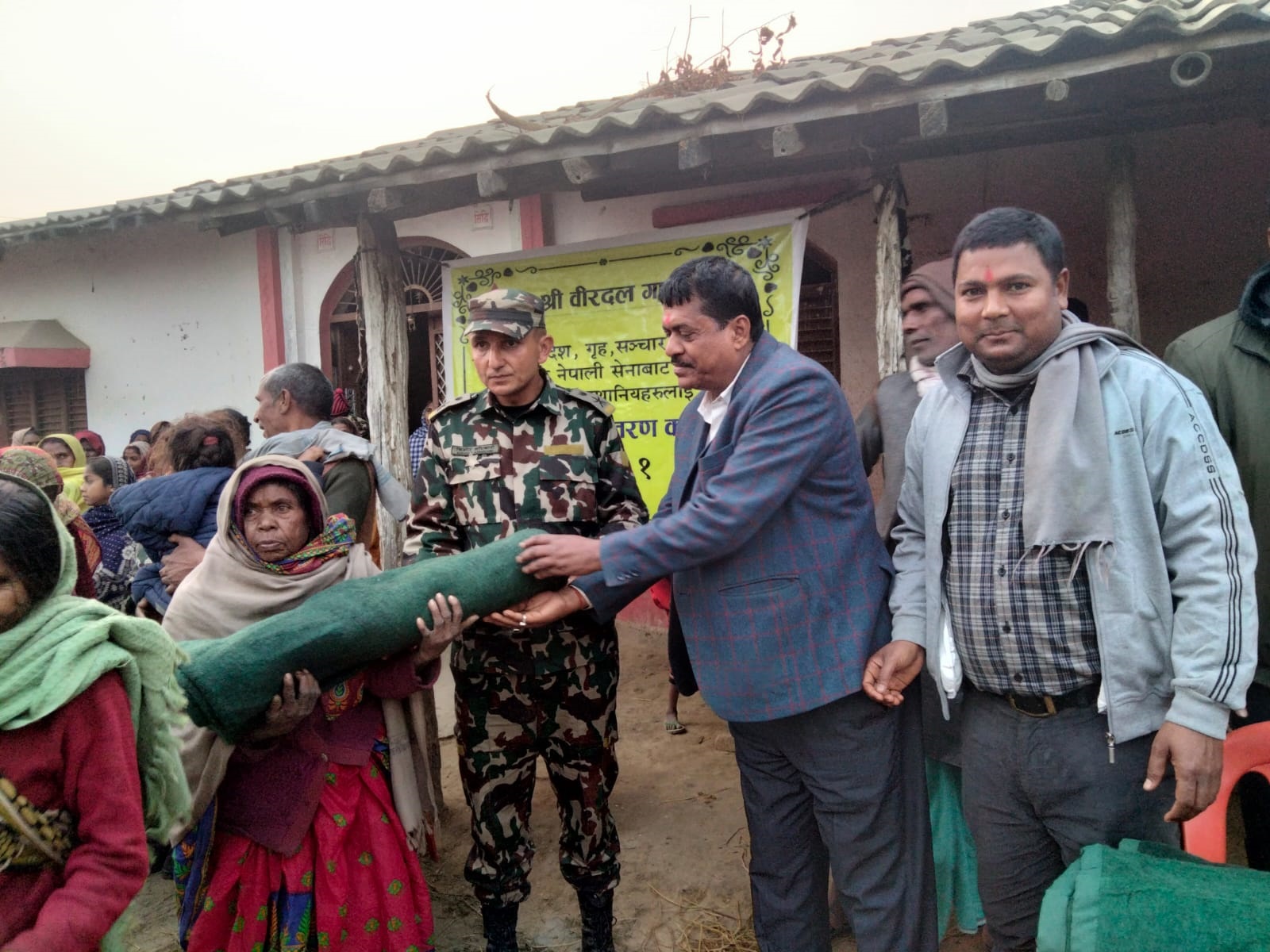 लक्ष्मीपुर मुसहर बस्तीमा १५० परिवारलाई नगर प्रमुख यादबद्धारा कम्बल वितरण