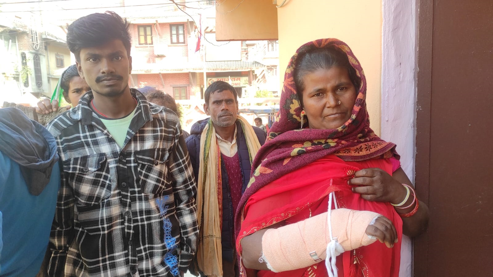 एकल महिला माथि प्रहरीको ज्यादतीः सीमापारीबाट ल्याएको चामल खोस्ने क्रममा महिलाको हात भांचियो