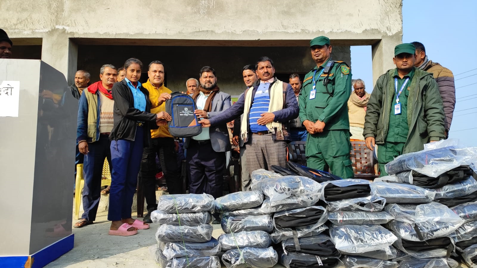 गरुडा नगरपालिकाको वार्ड नं. ७ पिपरिया (दो) मा फर्निचर र बिद्यार्थीलाई झोला वितरण