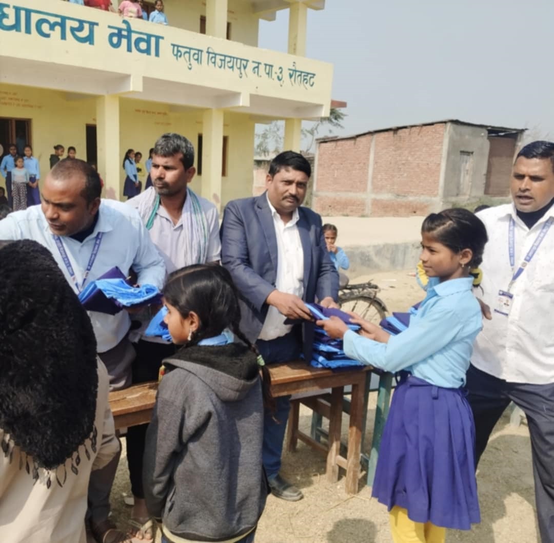 आधारभूत विद्यालय मेवाका विद्यार्थीहरुलाई स्कूल ड्रेस वितरण