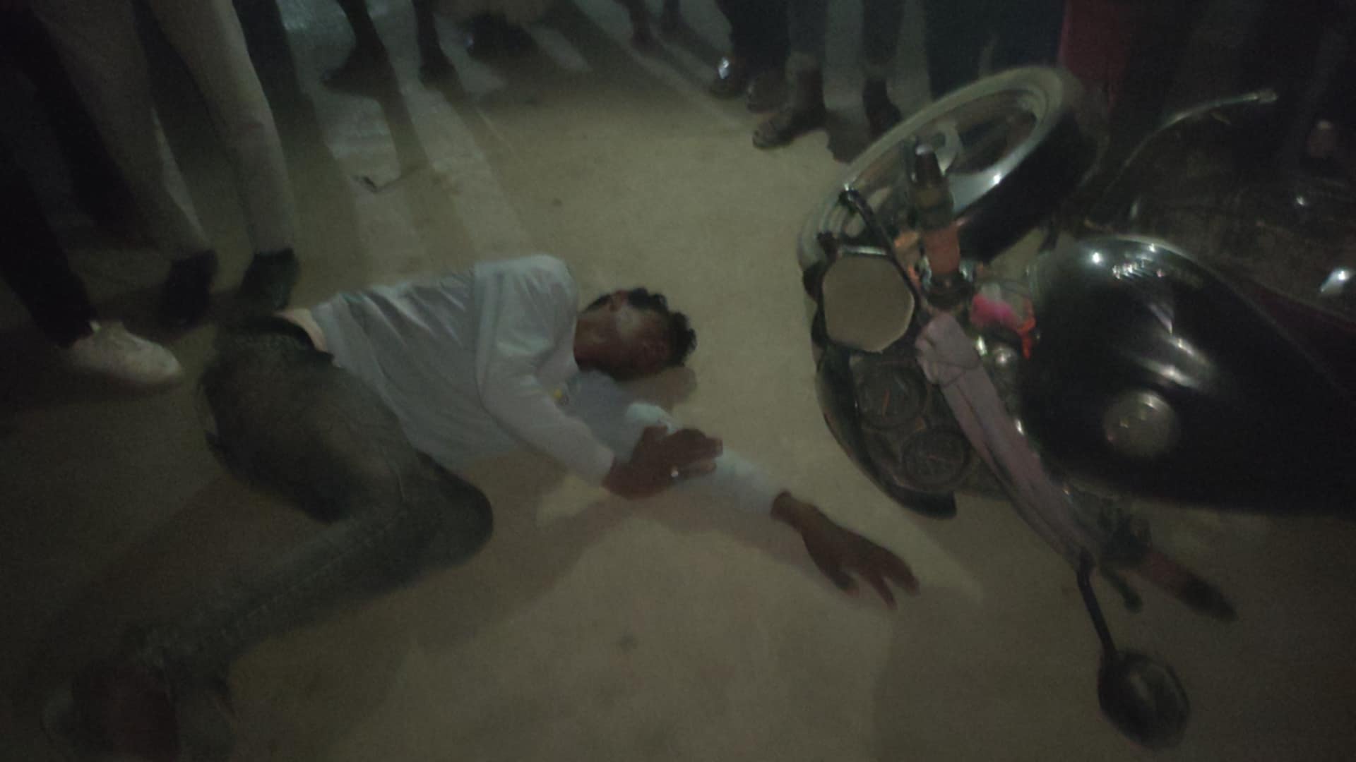 चारजना सवार मोटरसाईकलको ठक्करबाट एकजना युवक गम्भीर घाइते