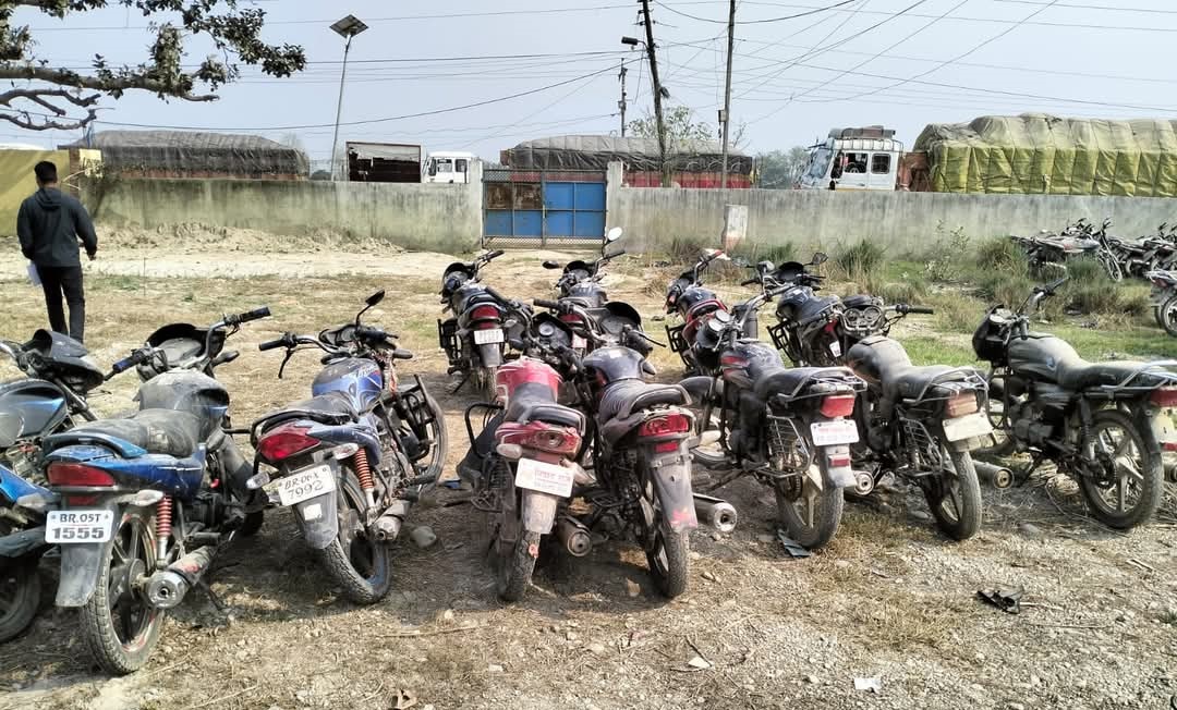 कागजात नभएका १२ मोटरसाइकल भन्सार चलान