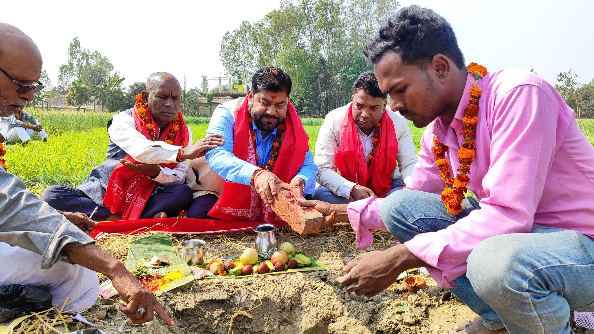 मलाही टोलमा नयां वडा कार्यालय भवनको नगर प्रमुख जैसवालद्धारा शिलान्यास