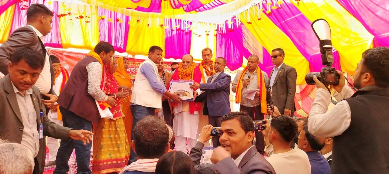 वडाअध्यक्ष साहले ठेठरहियाका २ सय घरपरिवारलाई नेकपा माओबादी पार्टीका अध्यक्ष प्रचण्डद्धारा गराए राईस कुकर बितरण