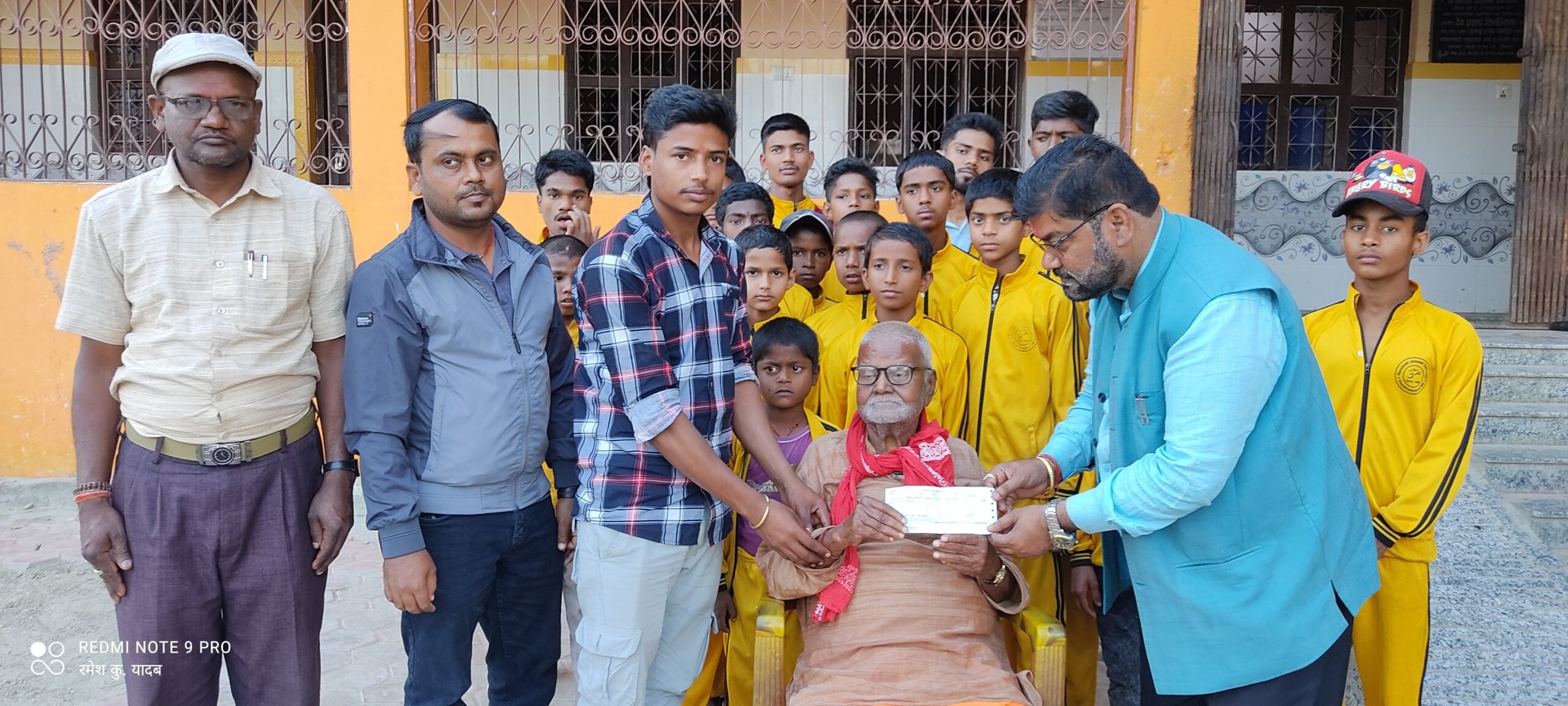 गरुडा नगरपालिकाको नगर प्रमुखद्वारा अनाथालयलाई पांच लाख सहयोग