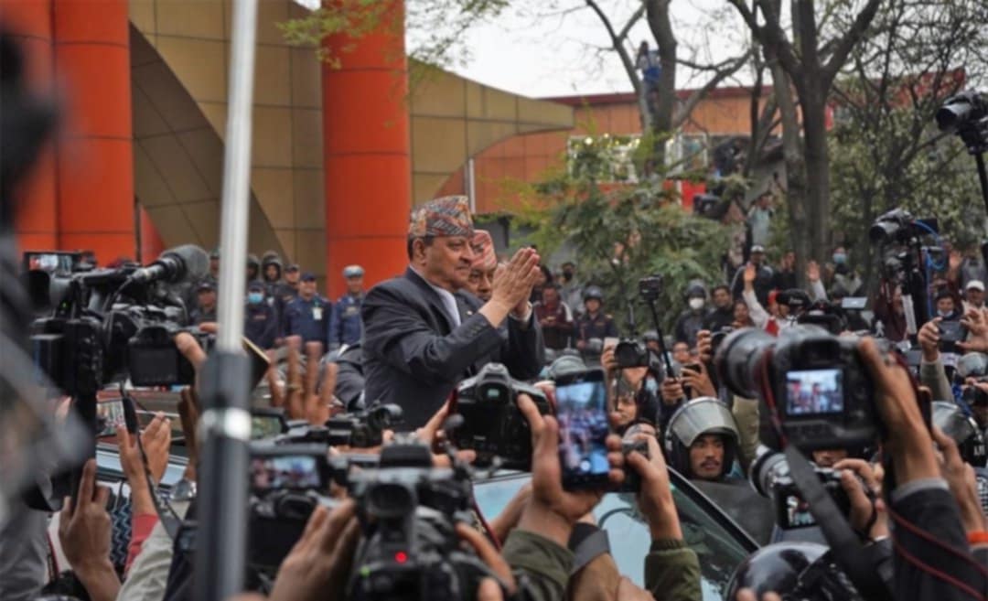 पूर्वराजा ज्ञानेन्द्रकाठमाडौं आइपुगे , विमानस्थलको मुख्यद्वारमा समर्थकको स्वागत