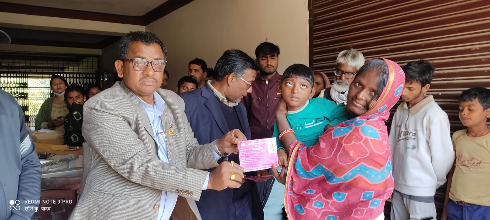 बृन्दावनका नगर प्रमुख कुर्मिले अपाङ्गता भएका व्यक्तिलाई बितरण गरे परिचयपत्र