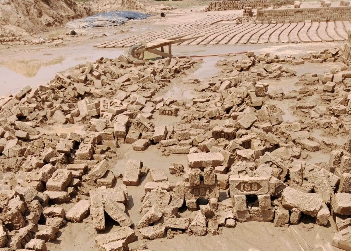 रौतहटमा हावाहुरी र वर्षाले करिब ४ करोड भन्दा बढिको कांचो ईट्टा नोक्सानी, उद्योगीहरू चिन्तित