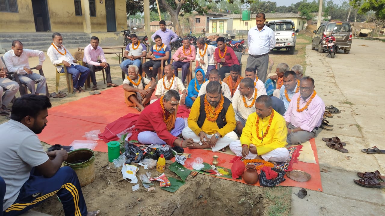 महम्मदपुरमा वाडस्तरीय बजेटबाट विद्यालयको कम्पाउन्ड वाल निर्माण कार्यको शिलान्यास
