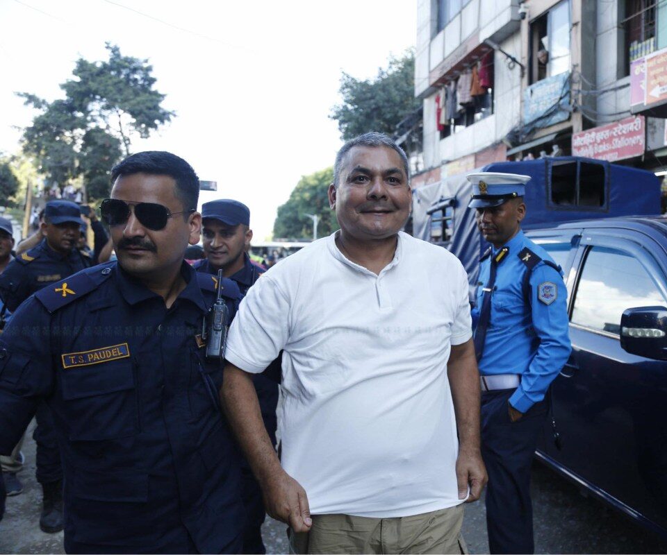 दुर्गा प्रसाईंले आसाम राज्यको प्रहरीसमक्ष गर्यो आत्मसमर्पण