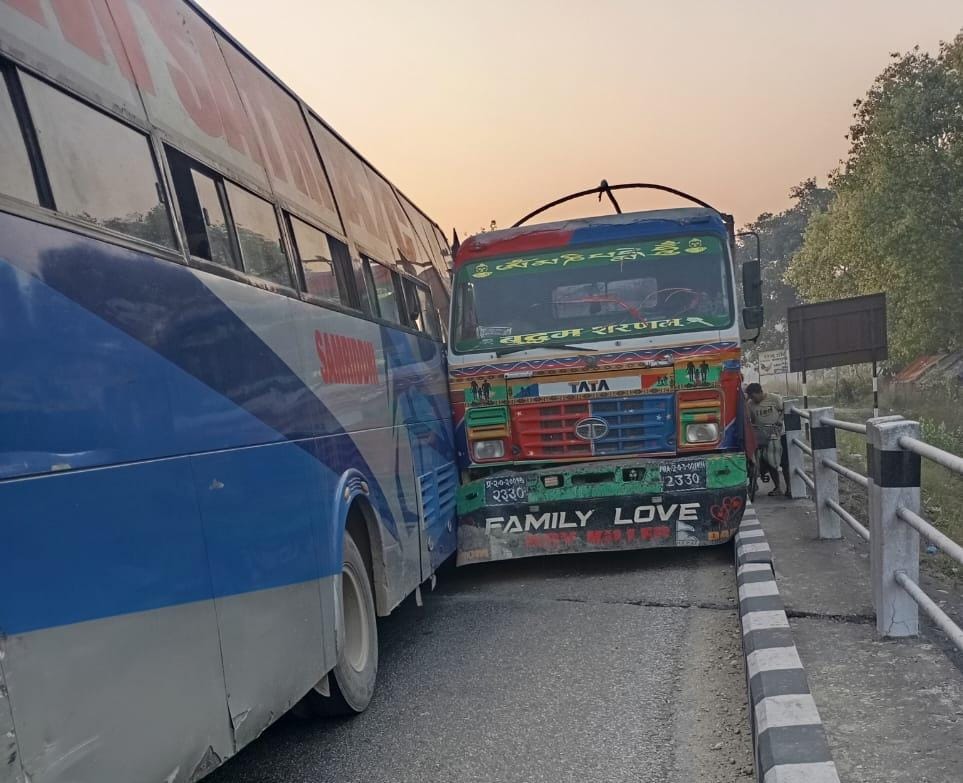 काठमाडौं गएका युथ सेलिब्रेशन टोली सवार बस बाराको पसहा पुलमा दुर्घटना