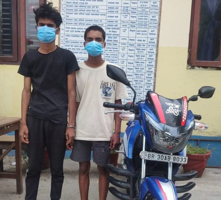 रौतहटमा चोरीको मोटरसाईकल सहित दुई युवक पक्राउ