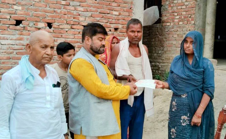 करेन्ट लागी ज्यान गुमाएका अमिनका परिवारलाई पांच लाख रुपैया आर्थिक सहयोग