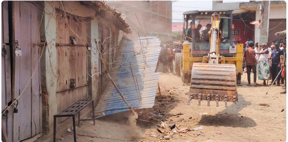 राजपुर नगरपालिकाको अवैध संरचना हटाउँदै मुख्य सडक व्यवस्थापन अभियान सुरू