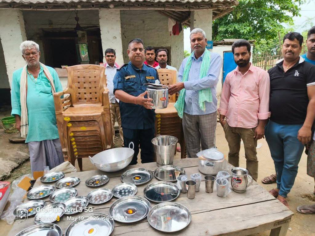 वडा अध्यक्ष रामेश्वर यादवद्वारा प्रहरी चौकीलाई सहयोग ।