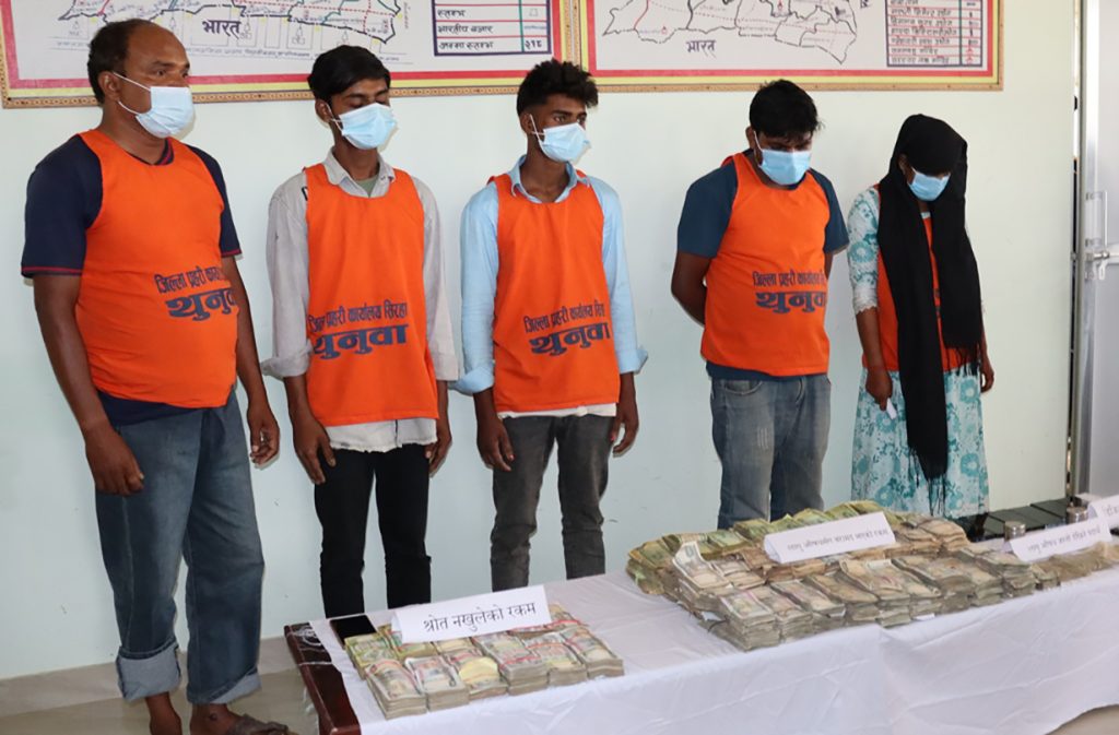 सिरहामा ७१ लाख नगद र लागुऔषधसहि ५ जना पक्राउ