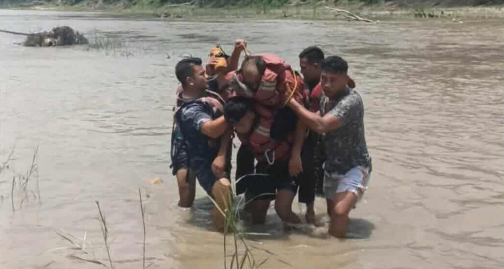 चितवनको नारायणी नदीमा बग्दै आएका पुरुषको जीवितै उद्वार
