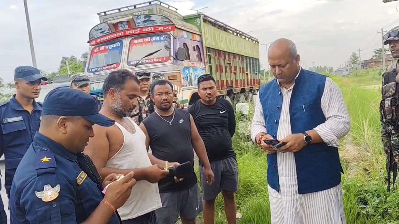 मुख्यमन्त्री सिंहको छड्के : अवैध असुली भइरहेको ढाटबाट तीन जना पक्राउ