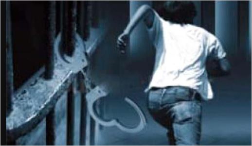 जिल्ला अदालतबाट हत्कडीसहित थुनुवा फरार