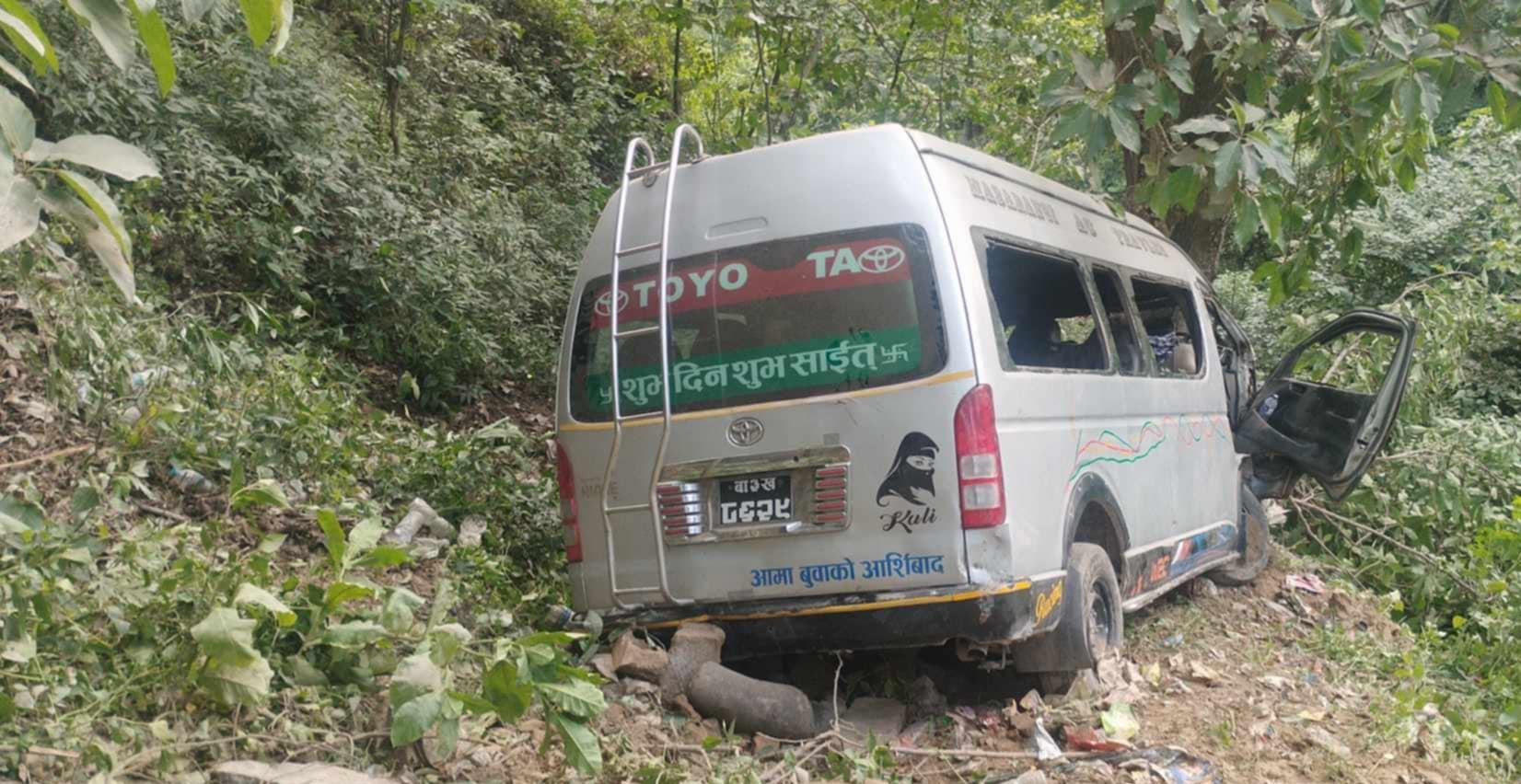 नागढुंगामा माइक्रो दुर्घटना हुँदा १९ जना घाइते