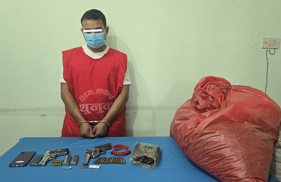 मकवानपुरबाट हातहतियार, लागुऔषध र गाँजासहित एक जना पक्राउ