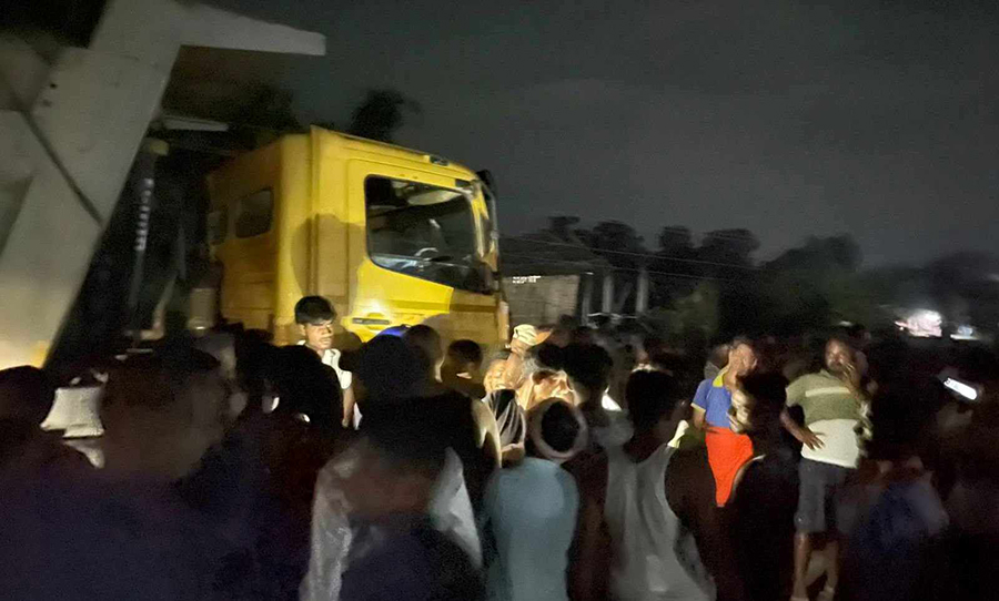 टिपरको ठक्करबाट एक जनाको मृत्यु, एक जना गम्भीर घाइते