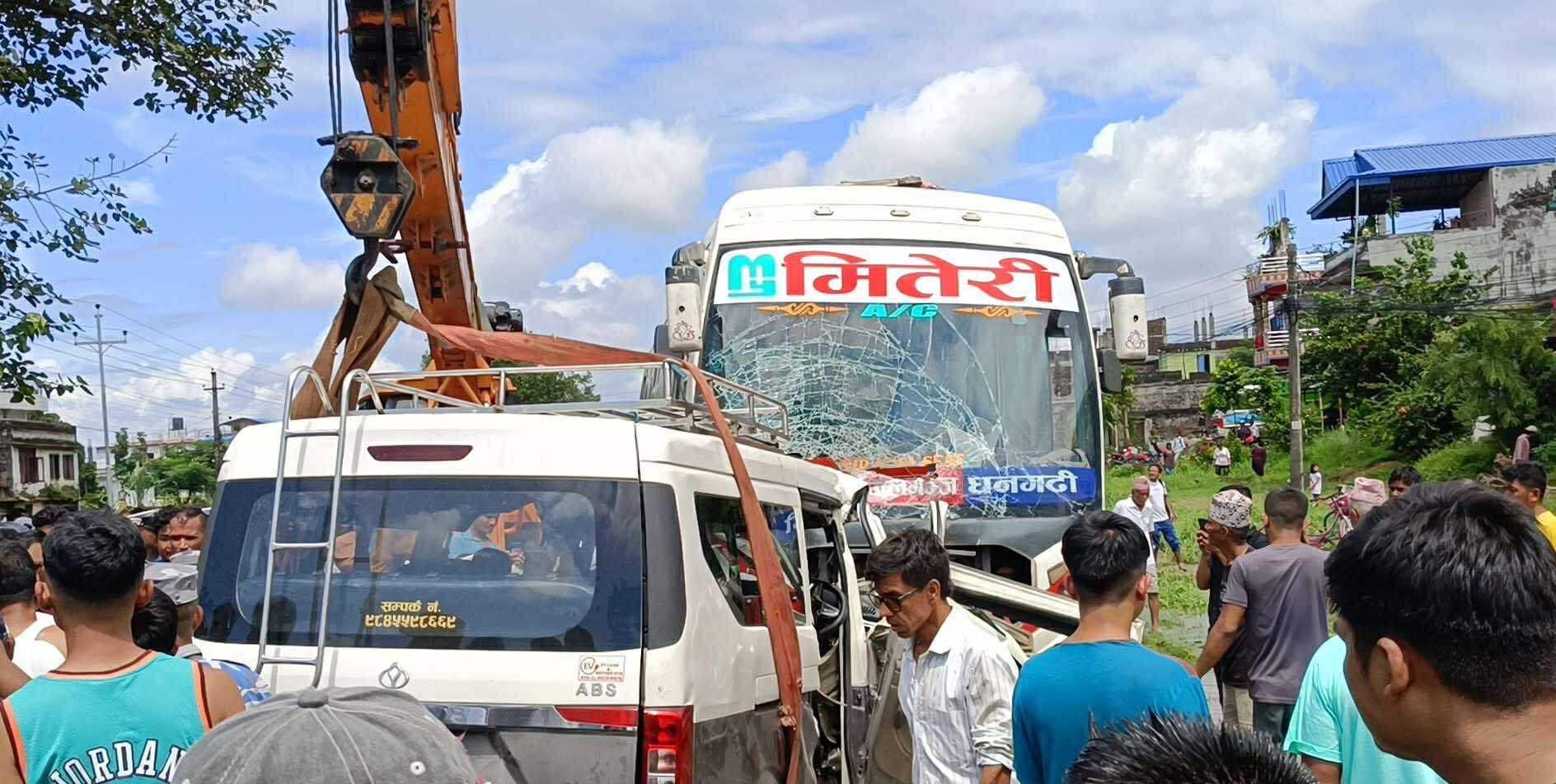 बस र इभी गाडी एक आपसमा ठोक्किँदा सात जनाको मृत्यु ,१८ जना घाइते