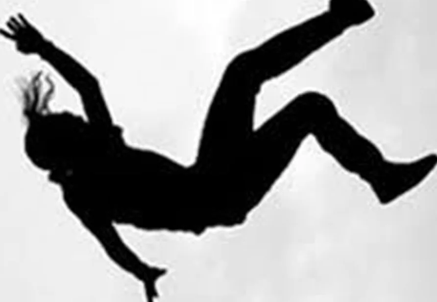 भिरबाट हाम फालेकी पतिको मृत्यु, पत्नी घाइते