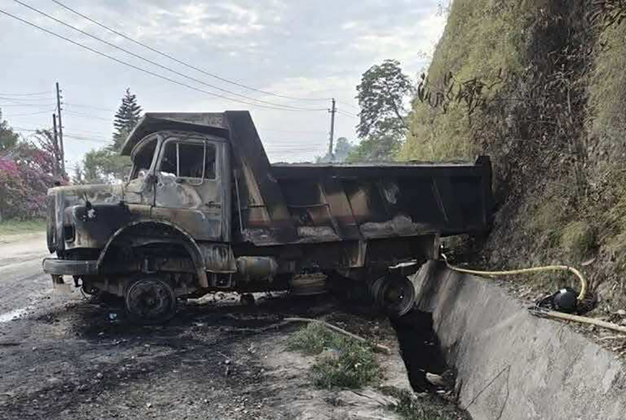 बालुवा बोकेको टिपरमा आगलागी