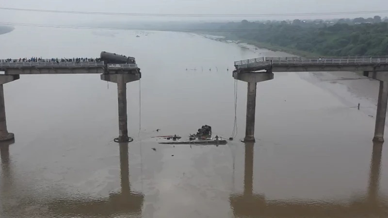 गुजरातमा पक्की पुल भत्किँदा चारवटा सवारी साधन खसे,९ जनाको मृत्यु