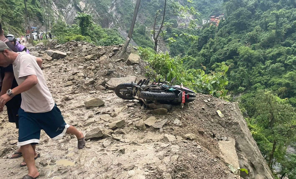पहिरोमा परेर मोटरसाइकल चालकको मृत्यु, एक जना घाइते