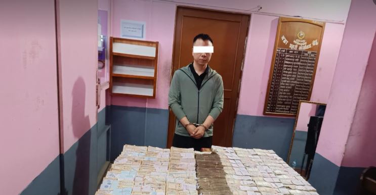 १ करोड ४४ लाख रकमसहित एक चिनियाँ नागरिक पक्राउ
