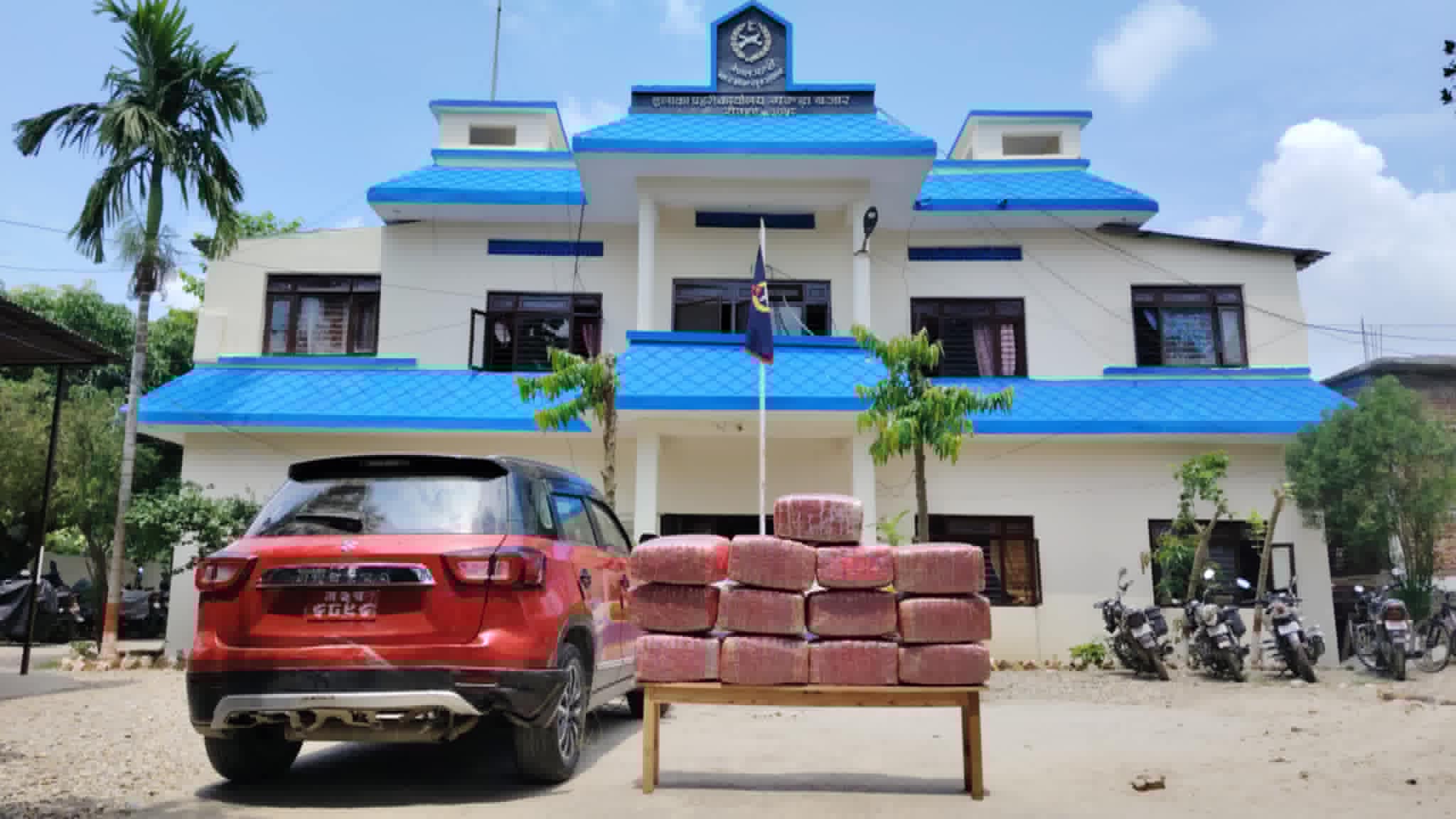 गरुडा झाझ खोला नजिक ब्रेजा कारबाट ठूलो परिमाणमा गाँजा बरामद, चालक फरार