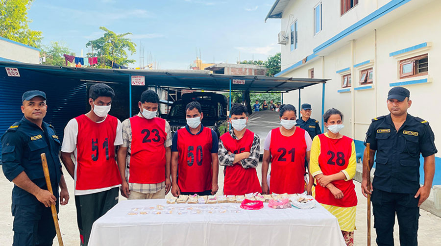 भारतबाट चोरी गरेर ल्याएको सुनका गरगहना र नगदसहित छ पक्राउ