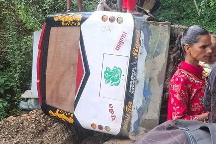 बस दुर्घटना हुँदा, ४ जना घाइते