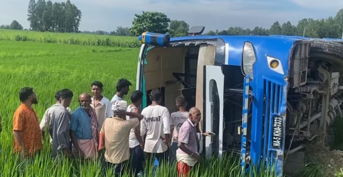 सर्लाहीमा विद्यालय बस पल्टिँदा, चालकसहित ५ जना बिद्यार्थी घाईते