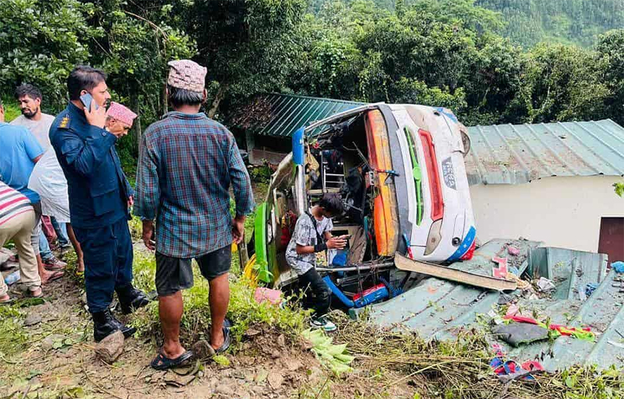 रसुवाको गत्लाङबाट काठमाडौं आउँदै गरेको बस दुर्घटना हुँदा १२ जना घाइते