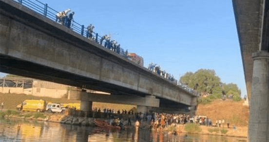 यात्रु बोकेको बस पुलबाट नदीमा खस्दा, १८ जनाको मृत्यु