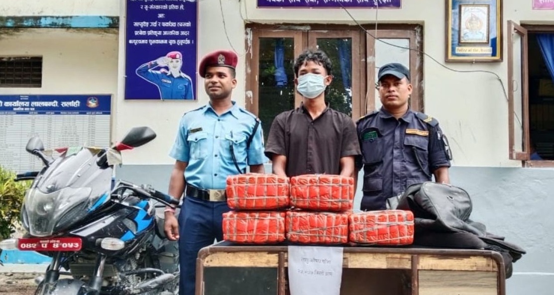 सर्लाहीको लालबन्दीबाट २७ किलो गाँजासहित एक युवक पक्राउ