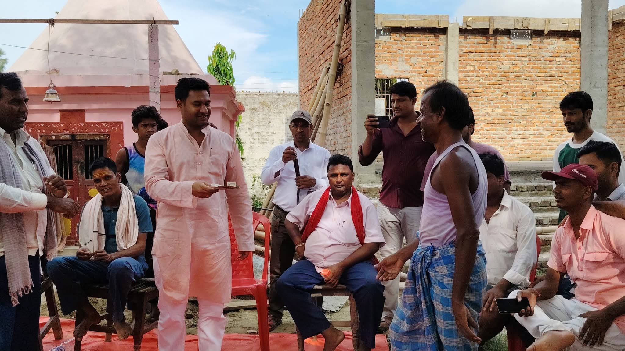 जनताको समस्या बुझ्न कटहरियाका मेयर अजय प्रकाश जनताको घरदैलोमा