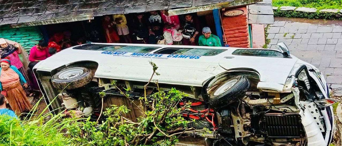 बागलुङमा विद्यार्थी बोकेको भ्यान दुर्घटना हुँदा, ६  जना घाइते
