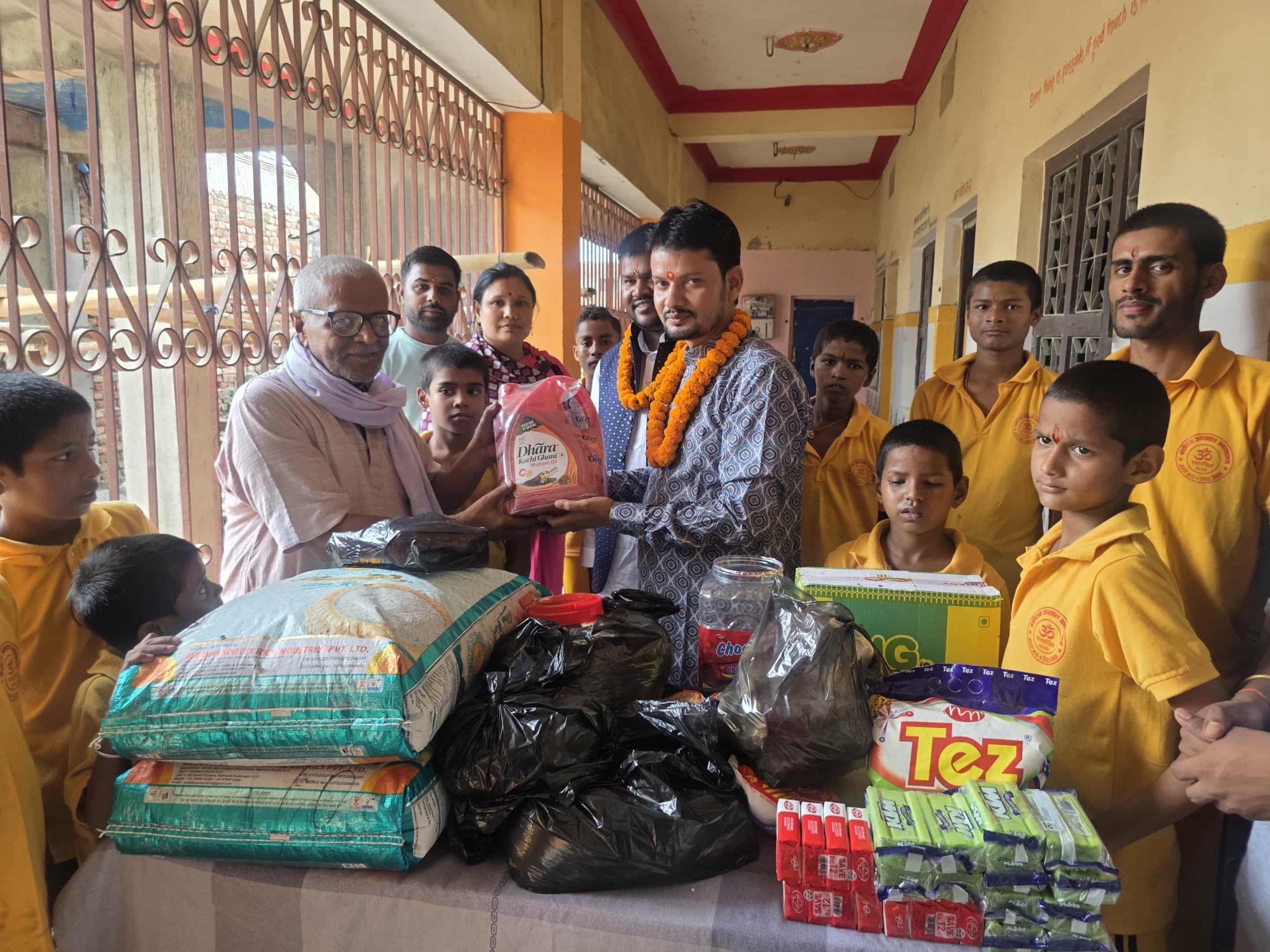 पत्रकार पटेलले जन्मदिनको अवसरमा अनाथ बालबालिकासँग मिठाइ बाँडी-खाद्यान्न सामाग्री हस्तान्तरण